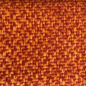 Detalle macro que muestra la trama texturizada de tela de lino naranja para tapicería