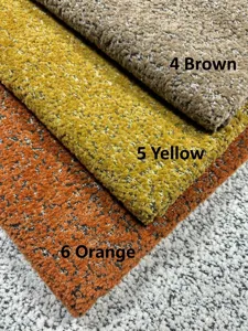 Nahaufnahme von strukturiertem Chenille-Bouclé-Stoff in Braun, Gelb und Orange.