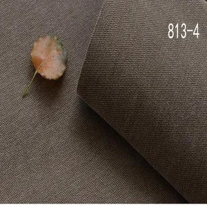 Gros plan d'un tissu chenille marron foncé épais montrant la texture douce