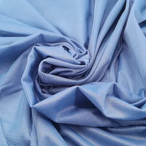Primer plano de forro de tela cepillada azul suave para cojines de sofá y almohadas