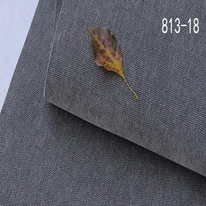 Détail macro d'un tissu chenille gris épais haut de gamme avec une texture velours