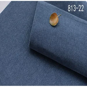 Gros plan sur un tissu chenille bleu marine épais haut de gamme avec une texture riche