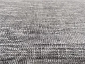 Vista macro del tessuto grigio spesso in ciniglia di cotone e lino con trama dettagliata
