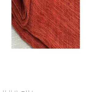 Détail macro d'un tissu en coton et lin texturé flammé de couleur terre cuite