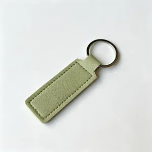 Llavero rectangular minimalista de cuero PU verde claro con anilla de metal plata