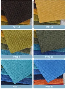 Vista dettagliata di vari campioni di tessuto ciniglia spessi colorati con trama in rilievo