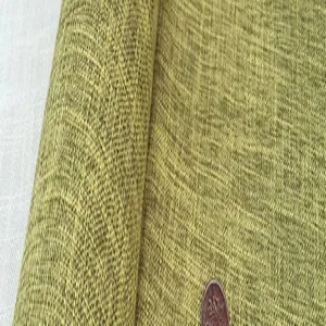 Gros plan sur un tissu en coton lin vert moutarde à texture flammée pour canapé