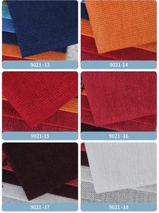 Vista dettagliata della trama dei campioni di tessuto Chenille multicolore per divani