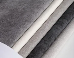Primer plano de rollos de tela de chenilla gruesa texturizada en tonos grises y beige