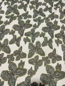 Vue détaillée d'un tissu jacquard en chenille 3D de qualité avec motif papillon frangé