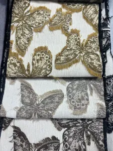 Détail du tissu jacquard chenille haut de gamme avec motif papillon 3D à franges