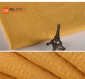 Detailansicht von dickem, senfgelbem Stoff mit Rattangeflecht für Sofas und Kissen.
