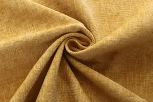 Primer plano detallado que muestra la textura suave de la tela de chenilla amarillo mostaza