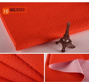Detailansicht des orangen, dicken Baumwoll-Leinenstoffs mit Vintage-Rattangeflecht
