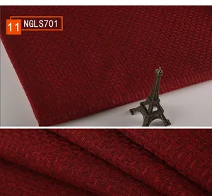 Detailansicht der dicken Webstruktur und der tiefroten Farbe des Retro-Leinenstoffmaterials