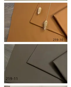 Macrodetail van waterdichte kattenkrab-technische stof in de kleuren kameelbruin en taupe grijs