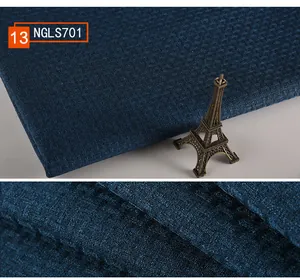 Nahaufnahme von dunkelblauem Polsterstoff mit Textur für dekorative Sofas und Kissenbezüge