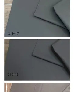 Detailweergave van waterdicht kunstleer textuur in diverse grijze en bruine kleurvarianten.