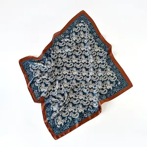 Elegante foulard in seta a motivo paisley con bordo marrone da donna