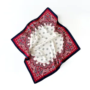 Elegante foulard quadrato in seta con motivo paisley e bordi rifiniti blu navy e rossi