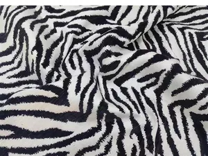 Primo piano dettagliato della texture del tessuto ciniglia jacquard con stampa zebrata.