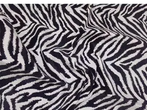 Dettaglio tessuto ciniglia jacquard con stampa zebrata, materiale moderno e lussuoso per cuscini.