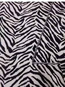 Vista in primo piano dei dettagli della texture del tessuto ciniglia jacquard zebra.