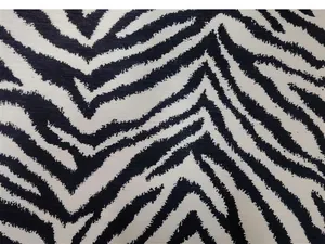 Primo piano sulla struttura dettagliata del tessuto ciniglia jacquard con stampa zebrata.