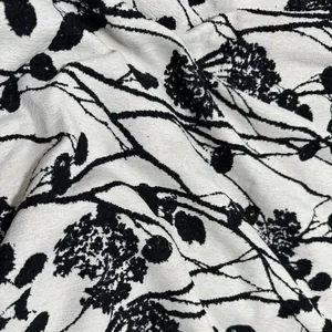 Primo piano dettagliato che mostra la consistenza morbida del tessuto jacquard ciniglia floreale