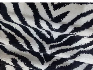 Vista ravvicinata dettagliata del tessuto in ciniglia jacquard con motivo zebrato.