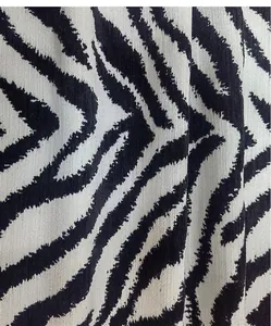 Vista ravvicinata dettagliata della trama del tessuto ciniglia jacquard con motivo zebrato.