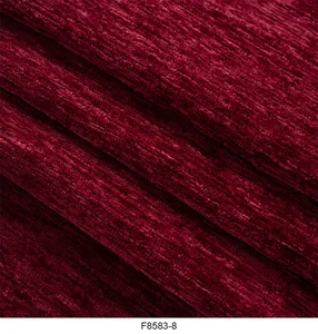 Primo piano macro del tessuto di ciniglia rosso scuro con trama a coste intrecciate