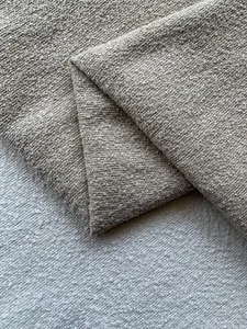 Dettaglio della trama del tessuto boucle beige spesso per divani e cuscini