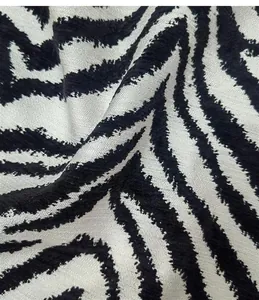Dettaglio del tessuto jacquard ciniglia con motivo zebrato per fodera cuscino.
