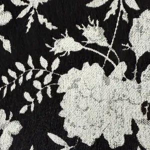 Dettaglio macro di un tessuto chenille jacquard floreale bianco e nero per divani.