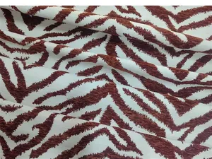 Primo piano di tessuto ciniglia jacquard zebrato marrone e bianco con trama morbida e fine.