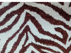 Dettaglio tessuto ciniglia jacquard con fantasia zebrata primo piano consistenza e lusso.