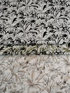 Dettaglio ravvicinato del motivo a foglie tropicali su tessuto jacquard in ciniglia