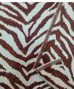 Primo piano dettagliato del tessuto con moderna trama zebrata astratta e morbido materiale ciniglia.