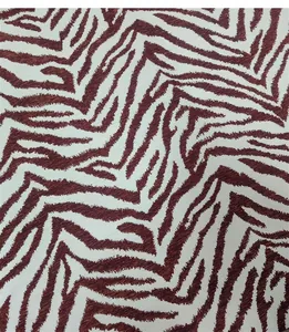 Primo piano dettagliato di tessuto ciniglia jacquard con motivo zebrato per cuscini.