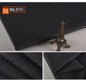 Detailansicht von kohlschwarzem Baumwoll-Leinen-Möbelstoff mit feiner Rattan-Textur