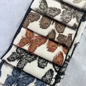 Tissu jacquard en chenille haut de gamme avec papillons 3D et bords frangés.