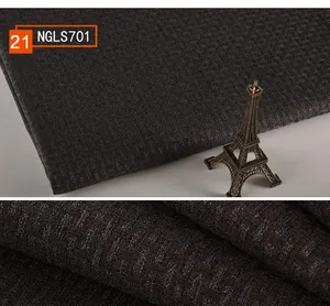 Nahaufnahme von dunkelgrauem gewebtem Stoff mit Rattan-Struktur für Sofas und Kissen.