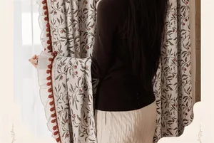 Dettaglio tenda jacquard in ciniglia francese con motivi a ciliegia e pon pon.