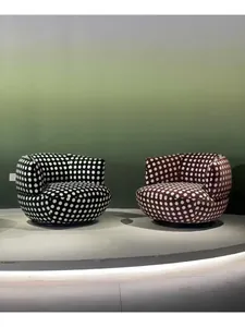 Poltrone moderne a pois in ciniglia con trama jacquard in un ambiente minimalista.
