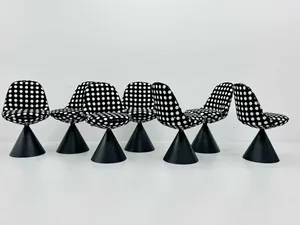 Dettaglio del moderno tessuto jacquard ciniglia a pois bianchi e neri per imbottiti