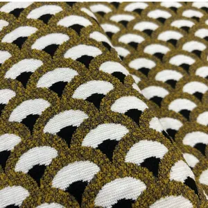 Detailopname van vintage gele chenille stof met schulppatroon en geweven textuur