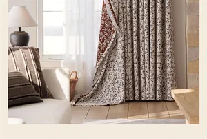 Dettaglio di tende jacquard in stile francese con motivo a ciliegia in casa