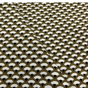 Close-up van retro gembergeel waaiereffect chenille stof voor kussens en meubels
