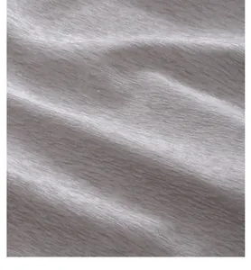Dettaglio macro della trama del tessuto ciniglia grigio premium con eleganti pieghe morbide.